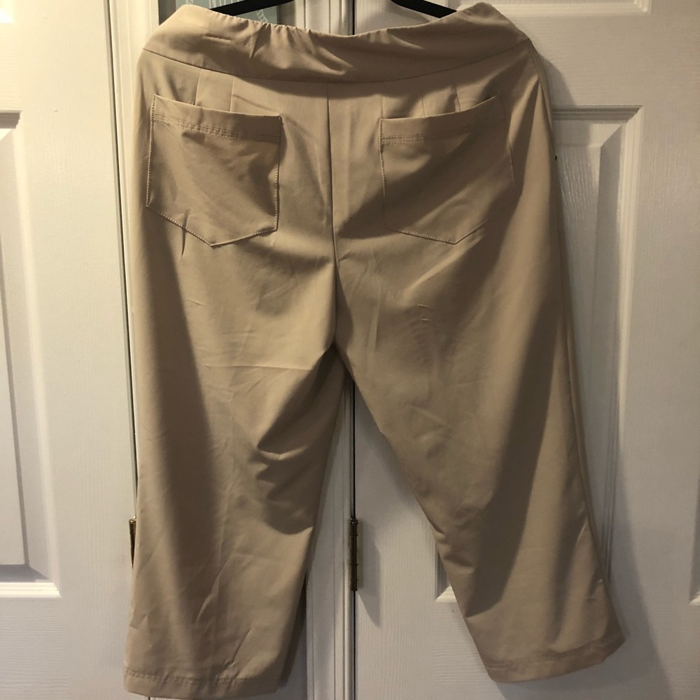Capri Pants Weekends by Chico’s Khaki Crop Bottom Sz 0.5 (4-6) Like New - Picture 5 of 6